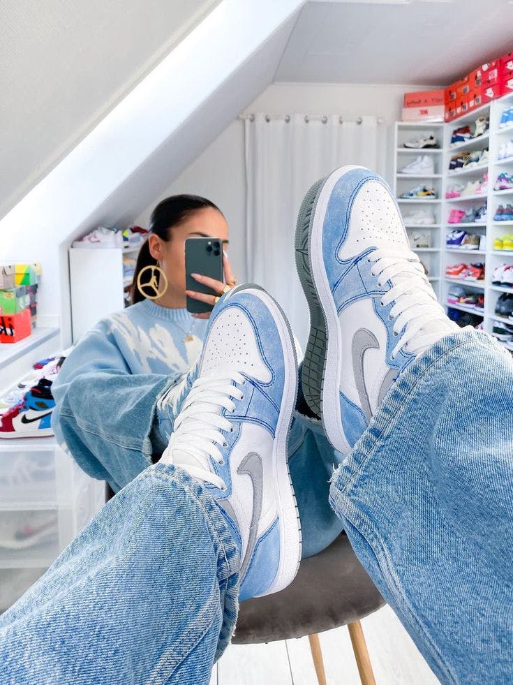 Air Jordan 1 Retro High OG 'Hyper Royal' 555088-402 Air Jordan 1 Retro High OG 'Hyper Royal' 555088-402